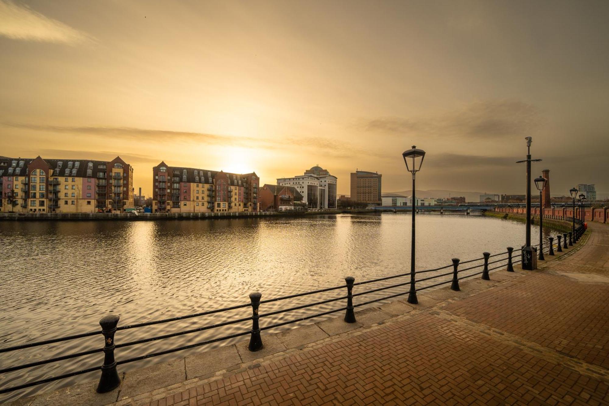 River Side Apartment, City Centre - Beautiful View And Free Parking! Belfast Ngoại thất bức ảnh